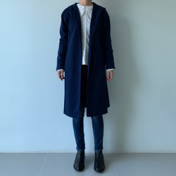大人顔の″上品″ロングパーカー。縦長効果も期待。万能ポンチ素材パーカーロングコート。紺色。PPLC/01 NV F 8枚目の画像