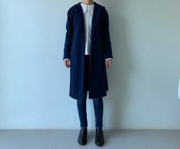 大人顔の″上品″ロングパーカー。縦長効果も期待。万能ポンチ素材パーカーロングコート。紺色。PPLC/01 NV F 8枚目の画像