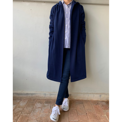 大人顔の″上品″ロングパーカー。縦長効果も期待。万能ポンチ素材パーカーロングコート。紺色。PPLC/01 NV F 9枚目の画像