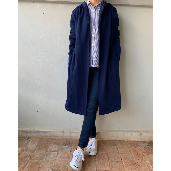 大人顔の″上品″ロングパーカー。縦長効果も期待。万能ポンチ素材パーカーロングコート。紺色。PPLC/01 NV F 9枚目の画像