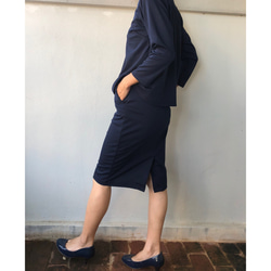 セットアップ  カットソーとタイトスカート  紺色  シンプル ポンチ　ストレッチ スーツ 4枚目の画像