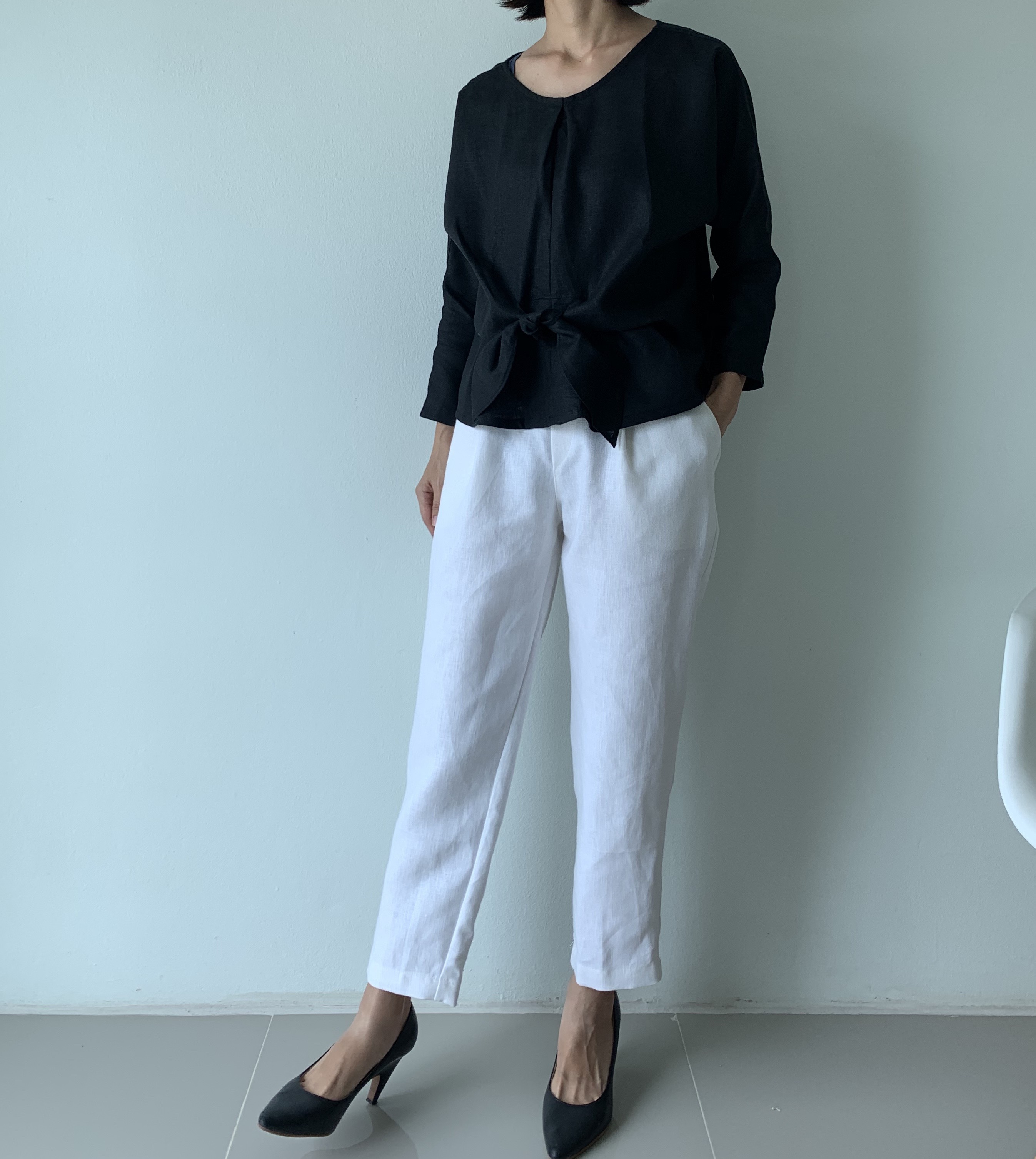 “にんじん型の綺麗なライン“と“きちんと感“を演出。テーパードワンタックリネンパンツ。 白色