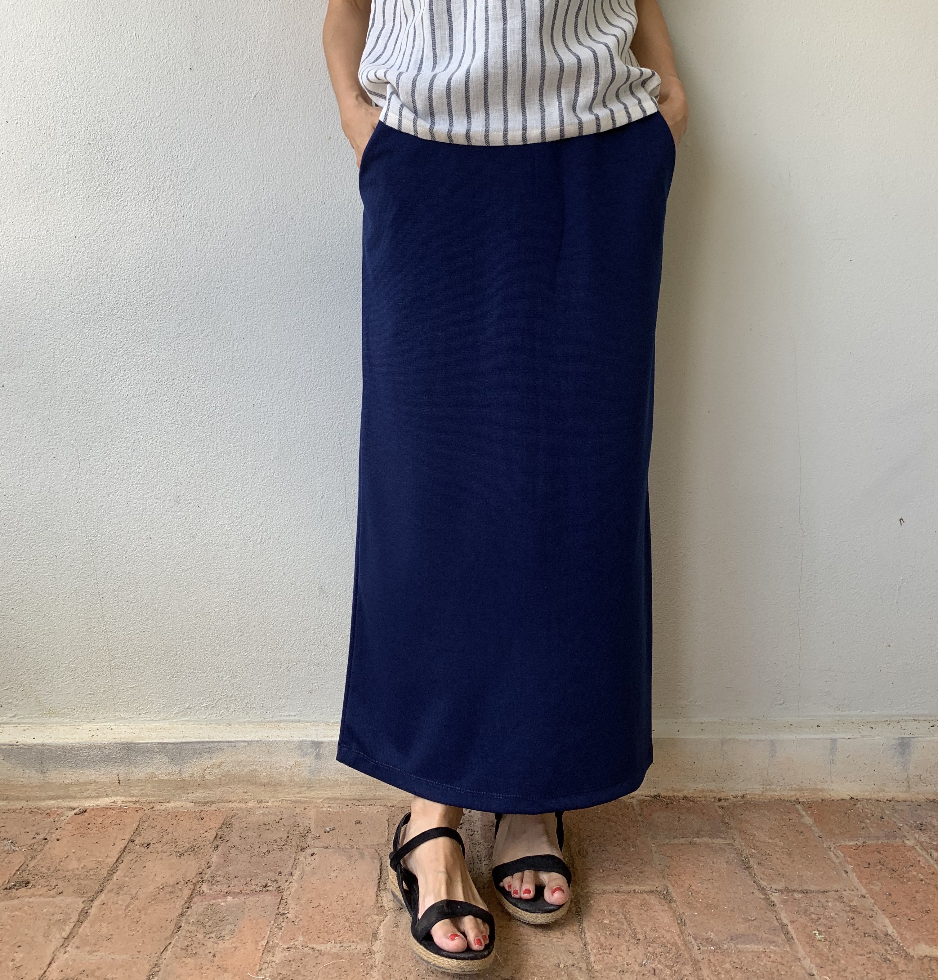 伸びて、戻って、綺麗なシルエットが続く。抜群の履き心地ロングタイトスカート。綺麗なまっすぐライン。ポンチ 紺色