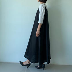 着回し力抜群。飾りすぎない日常のリネンキャミソールワンピース 黒色 10枚目の画像