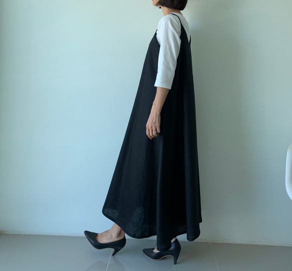 着回し力抜群。飾りすぎない日常のリネンキャミソールワンピース 黒色 10枚目の画像