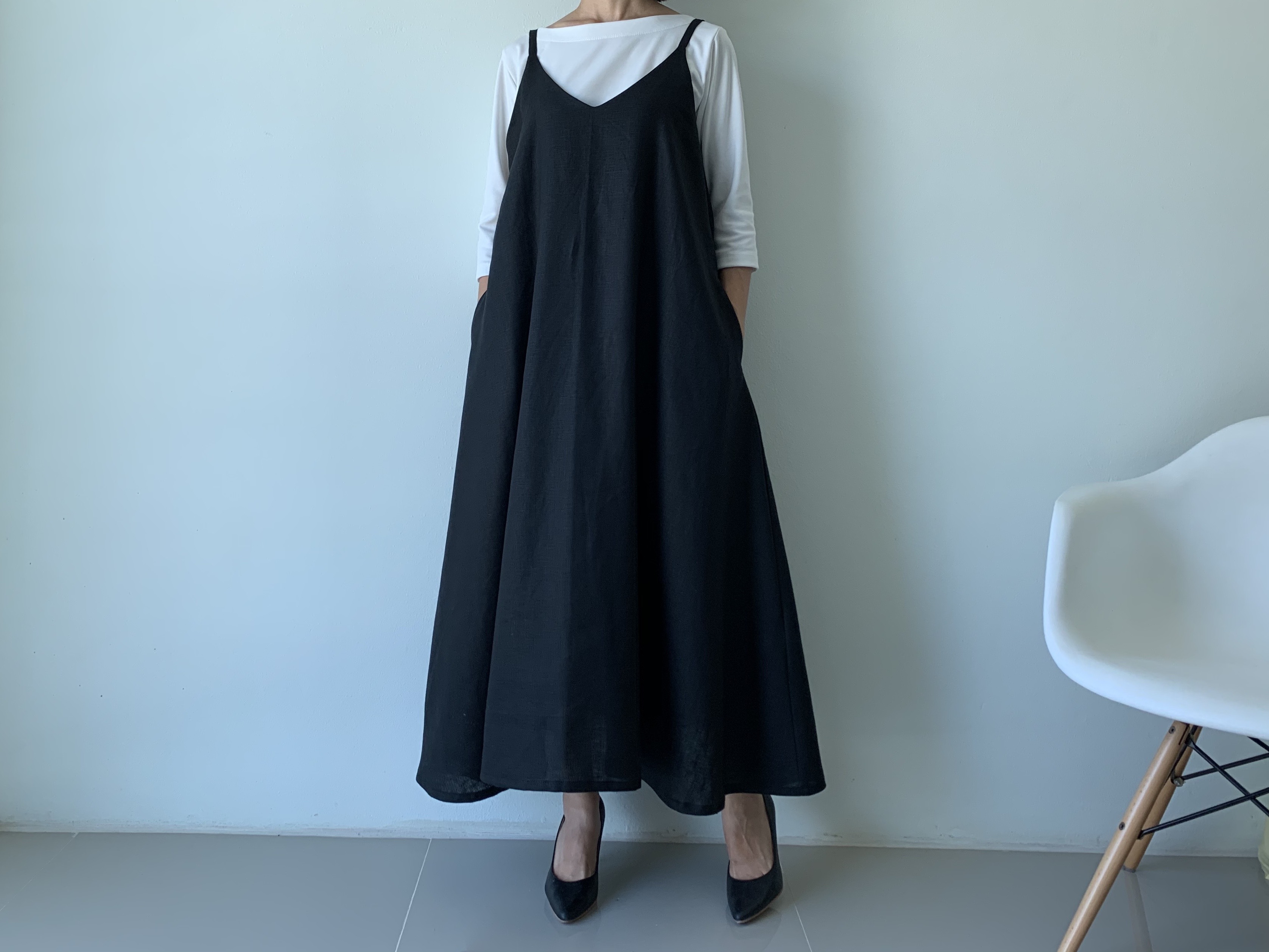 着回し力抜群。飾りすぎない日常のリネンキャミソールワンピース 黒色