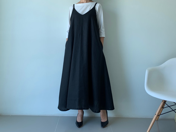 着回し力抜群。飾りすぎない日常のリネンキャミソールワンピース 黒色 1枚目の画像