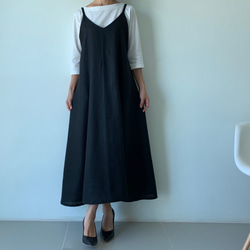 着回し力抜群。飾りすぎない日常のリネンキャミソールワンピース 黒色 2枚目の画像