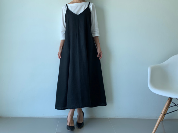 着回し力抜群。飾りすぎない日常のリネンキャミソールワンピース 黒色 2枚目の画像