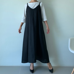 着回し力抜群。飾りすぎない日常のリネンキャミソールワンピース 黒色 3枚目の画像