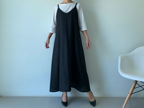 着回し力抜群。飾りすぎない日常のリネンキャミソールワンピース 黒色 3枚目の画像