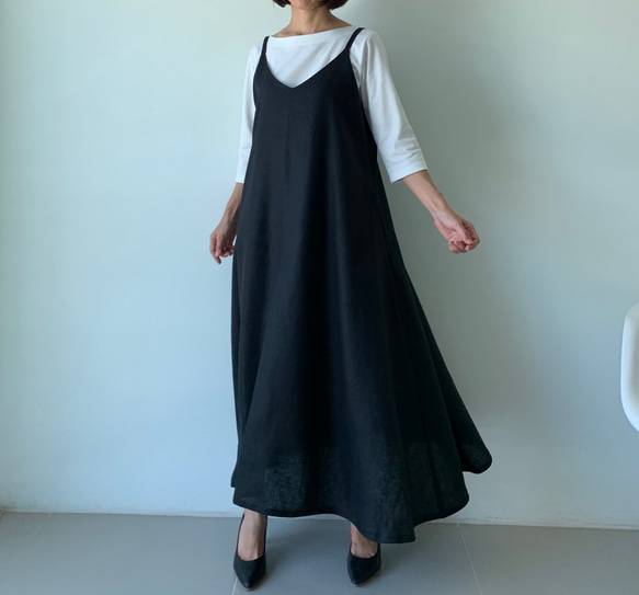 着回し力抜群。飾りすぎない日常のリネンキャミソールワンピース 黒色 4枚目の画像