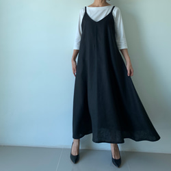 着回し力抜群。飾りすぎない日常のリネンキャミソールワンピース 黒色 5枚目の画像