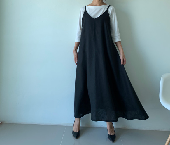 着回し力抜群。飾りすぎない日常のリネンキャミソールワンピース 黒色 5枚目の画像