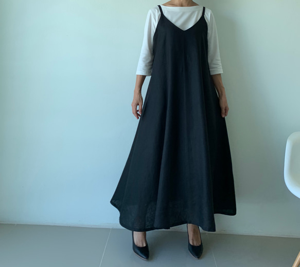 着回し力抜群。飾りすぎない日常のリネンキャミソールワンピース 黒色 6枚目の画像