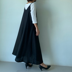 着回し力抜群。飾りすぎない日常のリネンキャミソールワンピース 黒色 7枚目の画像