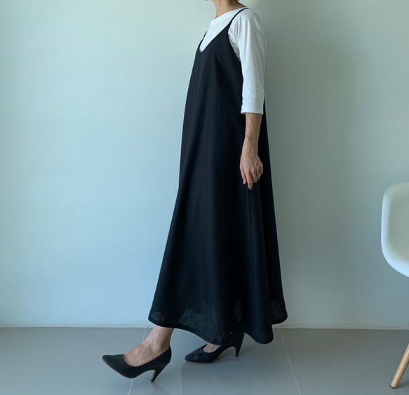 着回し力抜群。飾りすぎない日常のリネンキャミソールワンピース 黒色 9枚目の画像
