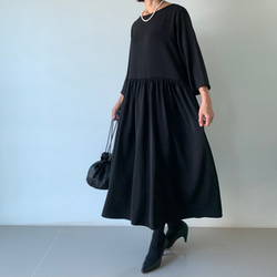 絶妙バランス。華美すぎず、控えめすぎず。大人のフレアギャザーワンピース。 フォーマル　黒色 2枚目の画像