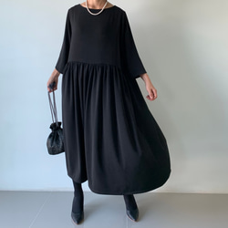 絶妙バランス。華美すぎず、控えめすぎず。大人のフレアギャザーワンピース。 フォーマル　黒色 3枚目の画像