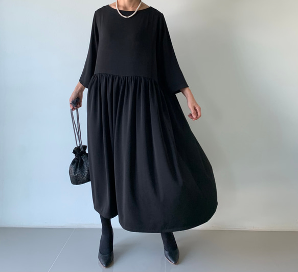 絶妙バランス。華美すぎず、控えめすぎず。大人のフレアギャザーワンピース。 フォーマル　黒色 3枚目の画像