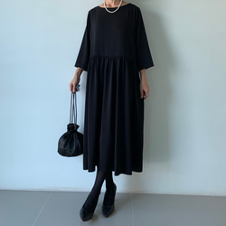 絶妙バランス。華美すぎず、控えめすぎず。大人のフレアギャザーワンピース。 フォーマル　黒色 4枚目の画像