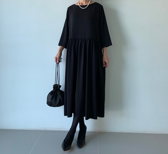 絶妙バランス。華美すぎず、控えめすぎず。大人のフレアギャザーワンピース。 フォーマル　黒色 4枚目の画像