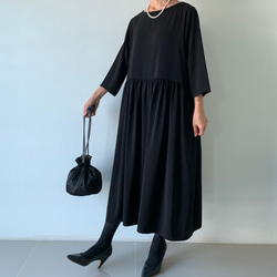 絶妙バランス。華美すぎず、控えめすぎず。大人のフレアギャザーワンピース。 フォーマル　黒色 5枚目の画像