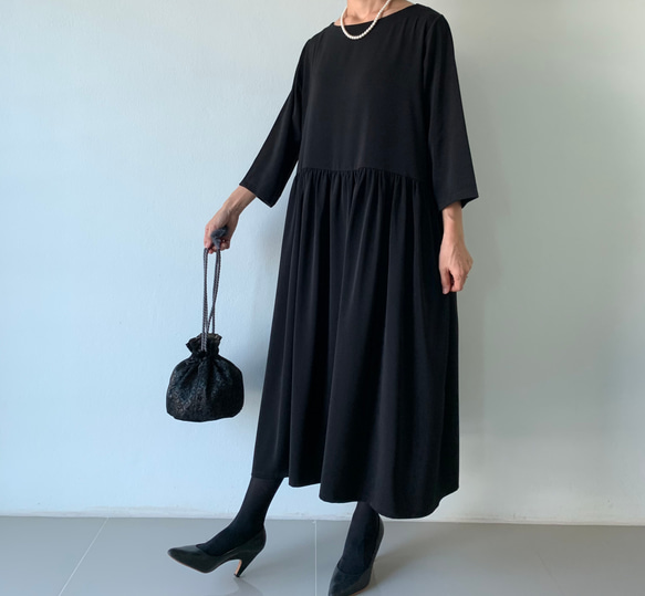 絶妙バランス。華美すぎず、控えめすぎず。大人のフレアギャザーワンピース。 フォーマル　黒色 5枚目の画像