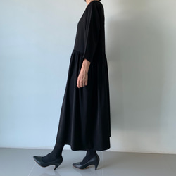 絶妙バランス。華美すぎず、控えめすぎず。大人のフレアギャザーワンピース。 フォーマル　黒色 6枚目の画像