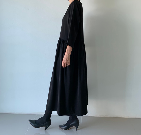 絶妙バランス。華美すぎず、控えめすぎず。大人のフレアギャザーワンピース。 フォーマル　黒色 6枚目の画像
