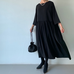 絶妙バランス。華美すぎず、控えめすぎず。大人のフレアギャザーワンピース。 フォーマル　黒色 7枚目の画像