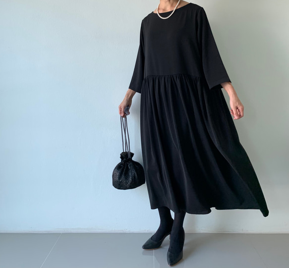 絶妙バランス。華美すぎず、控えめすぎず。大人のフレアギャザーワンピース。 フォーマル　黒色 7枚目の画像