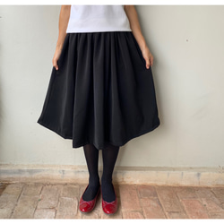 優秀スカート。いつも頼りたくなるフレアたっぷりギャザースカート 。 コーデを華やかに魅せてくれる。黒色　フォーマルも。 2枚目の画像