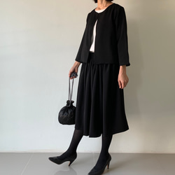 【愛されセットアップ】″立ち姿″も″座り姿″も美しい。フレアギャザーが効いたスカートとジャケット。 フォーマル  黒色 4枚目の画像