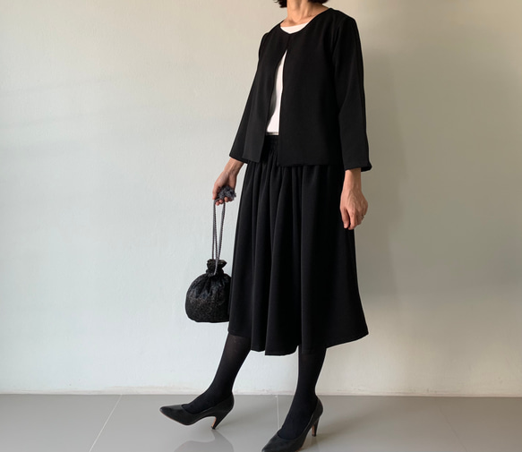 【愛されセットアップ】″立ち姿″も″座り姿″も美しい。フレアギャザーが効いたスカートとジャケット。 フォーマル  黒色 4枚目の画像
