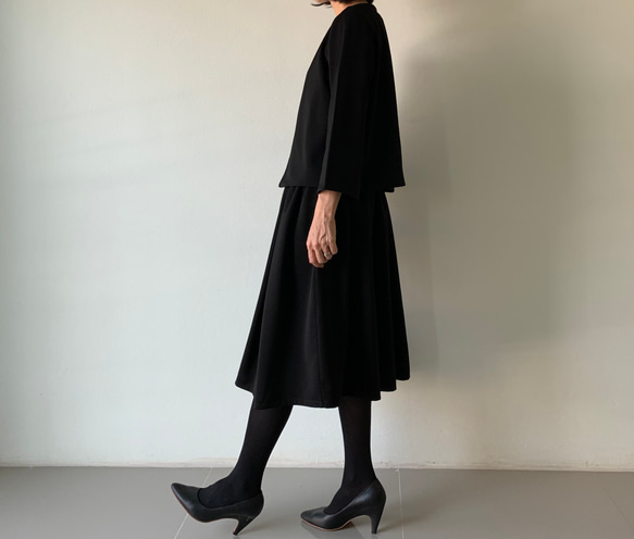 【愛されセットアップ】″立ち姿″も″座り姿″も美しい。フレアギャザーが効いたスカートとジャケット。 フォーマル  黒色 5枚目の画像