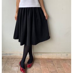 【愛されセットアップ】″立ち姿″も″座り姿″も美しい。フレアギャザーが効いたスカートとジャケット。 フォーマル  黒色 8枚目の画像