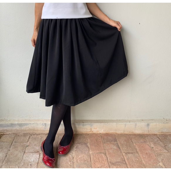 【愛されセットアップ】″立ち姿″も″座り姿″も美しい。フレアギャザーが効いたスカートとジャケット。 フォーマル  黒色 9枚目の画像