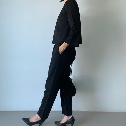 19号 ブラック テーパードパンツ＆ジャケット セット バックサテンジョーゼット テーパードスラックス｜トゥモロ
