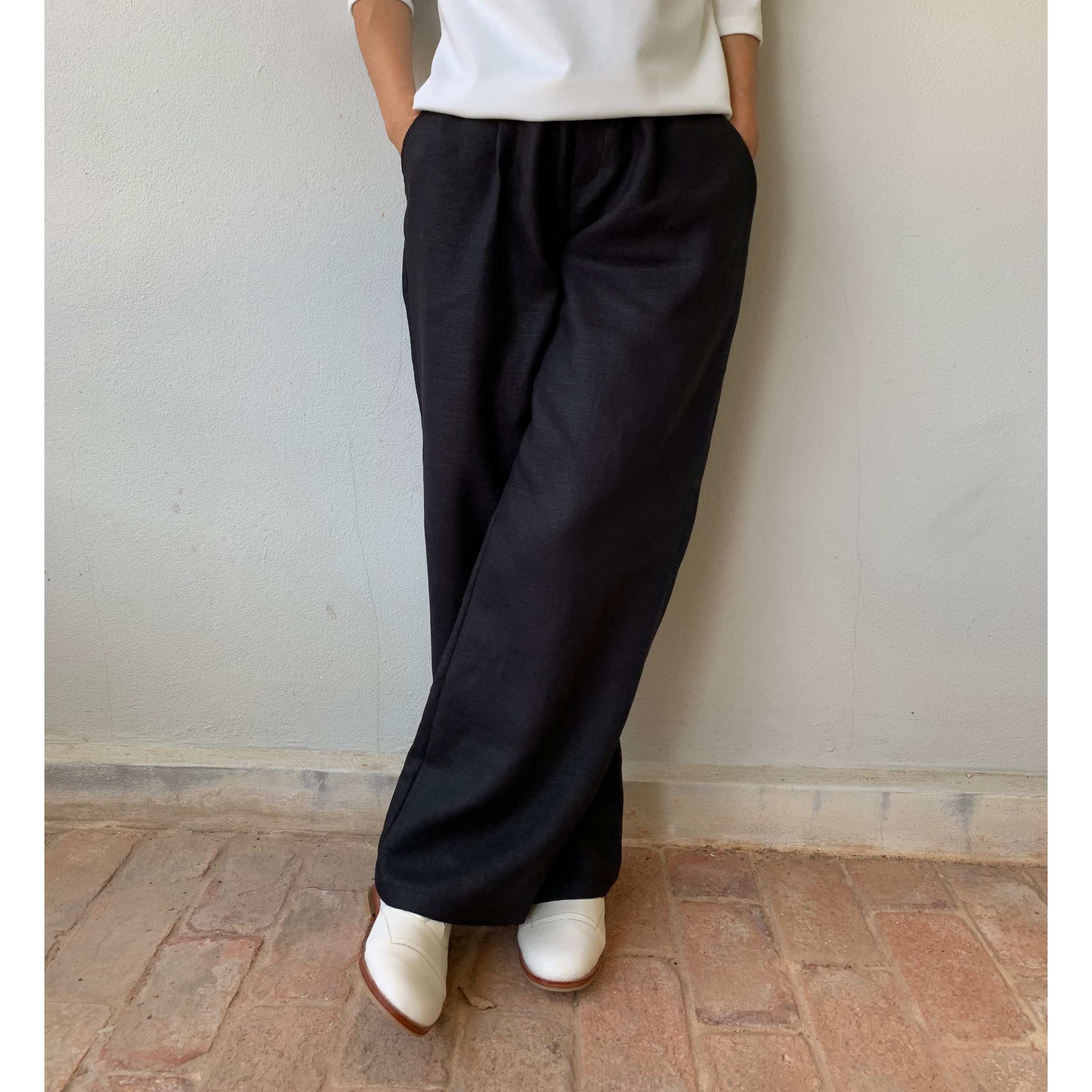 “履き心地の良さ“と“品の良さ“を両立。ウエストゴムでイージーバギーパンツ 。黒色。ワイドパンツ