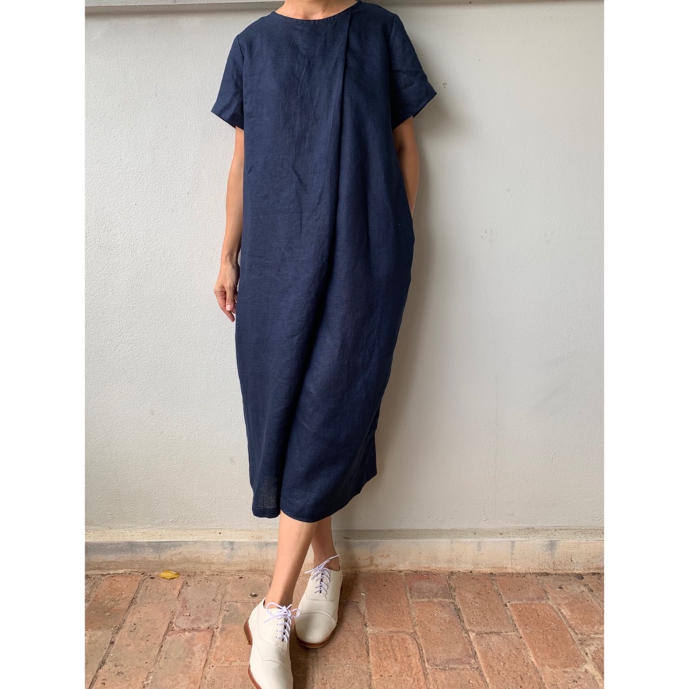 “大人のリラックスシルエット“オールインワン。リネン100の大きなタック入りワイドパンツ。 紺色