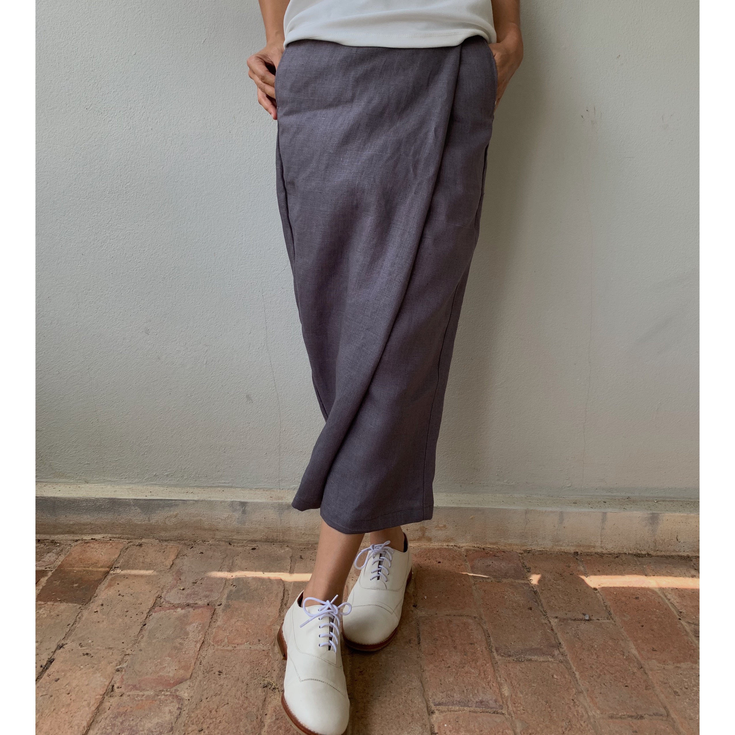 【人気再販】楽して品よく。リネン100で仕立てた巻きスカート風ペグトップパンツ  グレー色　ウエストボタン