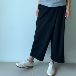 【人気追加販売】ラクして品よく。巻きスカート風ペグトップパンツ ポンチ素材 ブラック色　ウエストファスナー 5枚目の画像