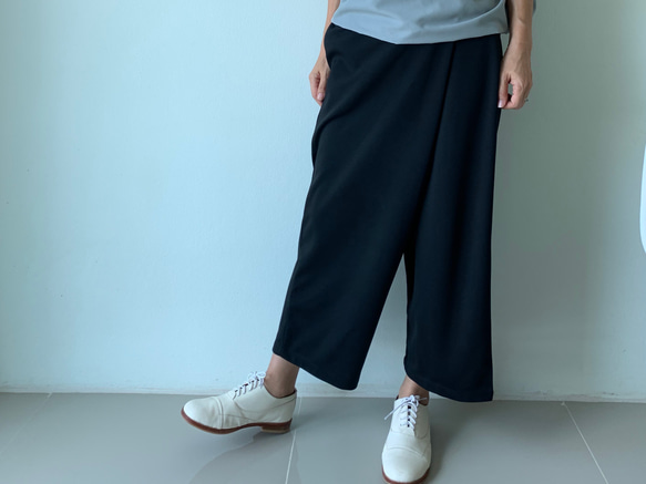 【人気追加販売】ラクして品よく。巻きスカート風ペグトップパンツ ポンチ素材 ブラック色　ウエストファスナー 5枚目の画像