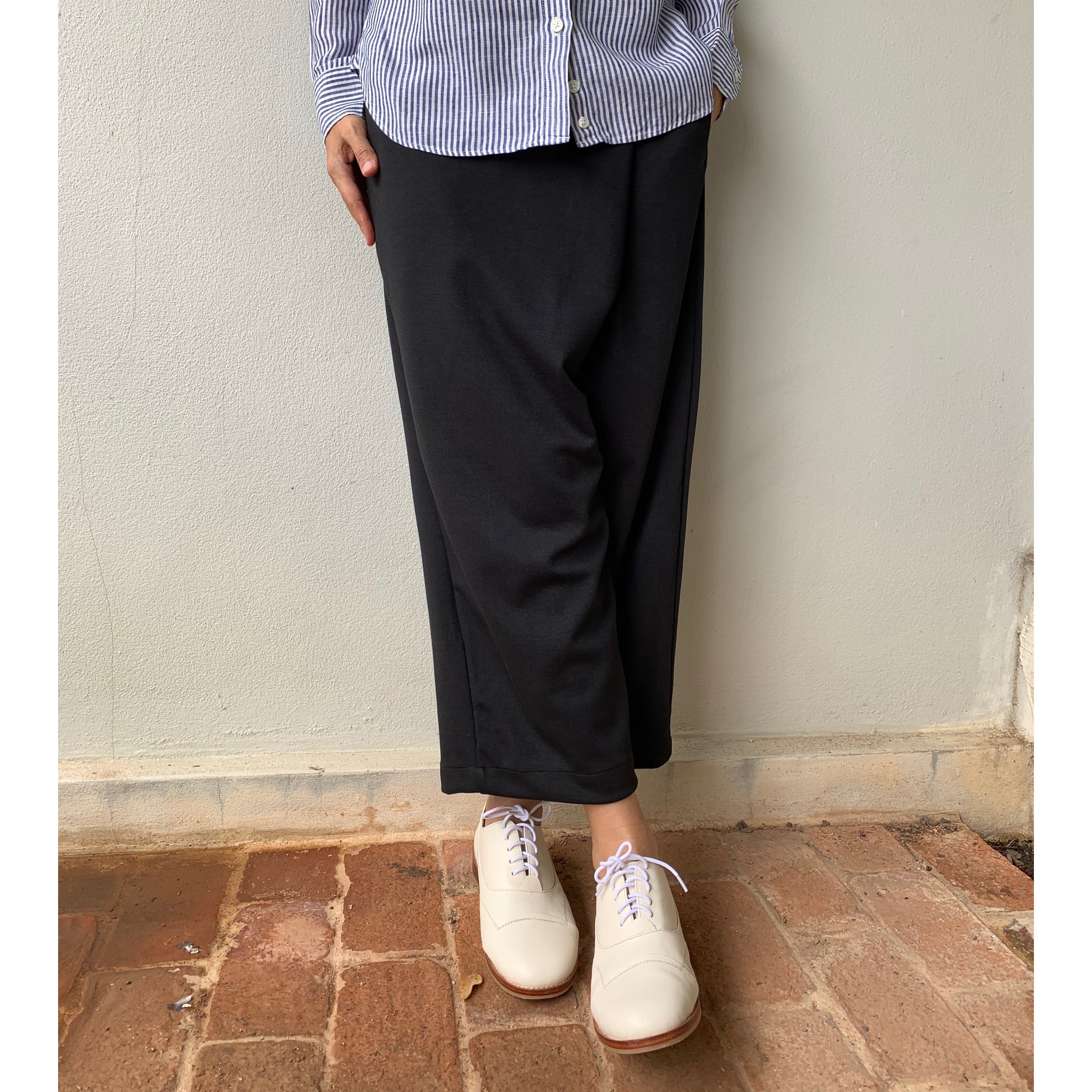 【人気追加販売】ラクして品よく。巻きスカート風ペグトップパンツ ポンチ素材 ブラック色　ウエストファスナー