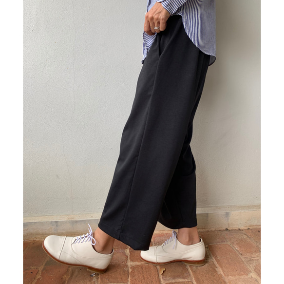 【人気追加販売】ラクして品よく。巻きスカート風ペグトップパンツ ポンチ素材 ブラック色　ウエストファスナー 8枚目の画像
