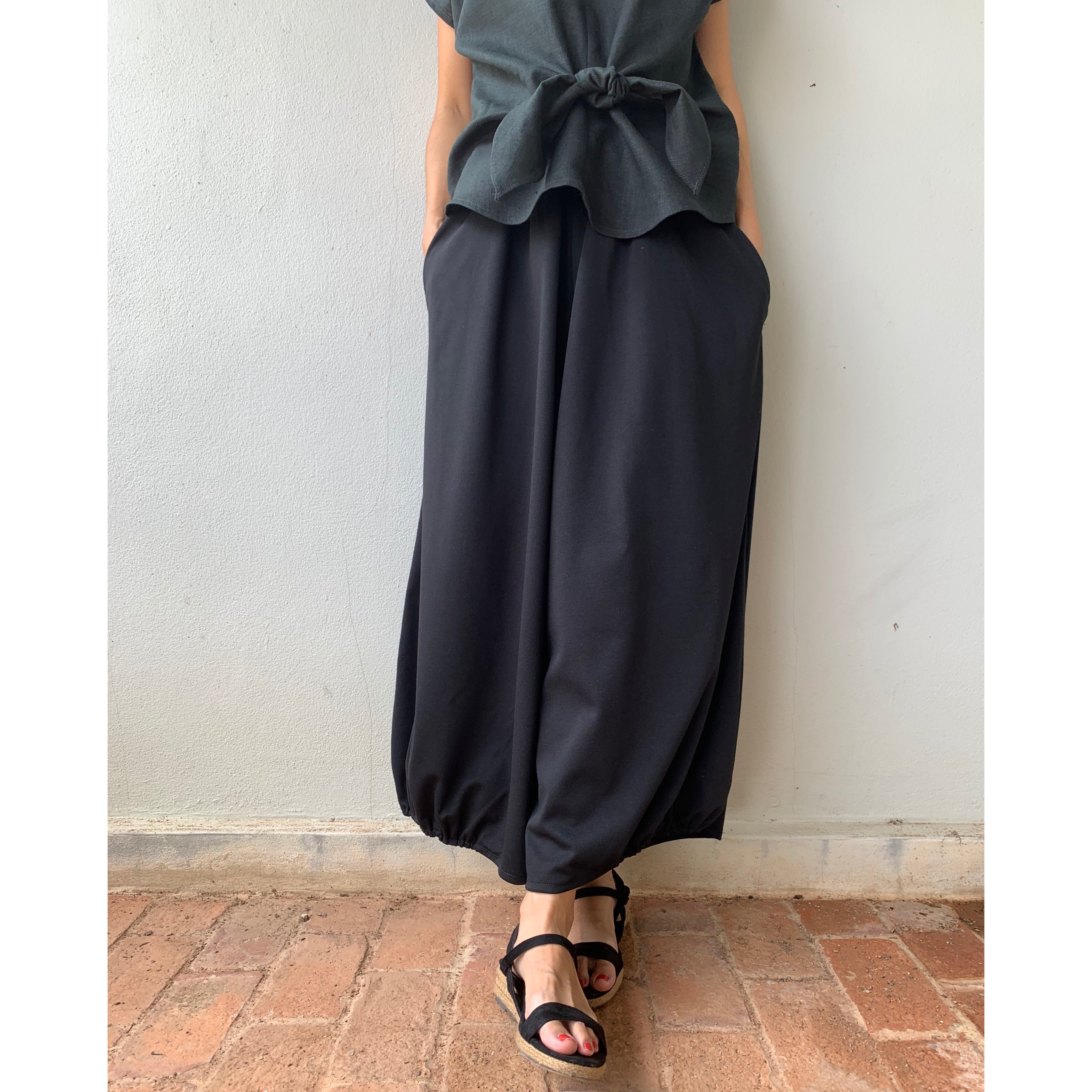 新作　黒　ポンチ素材  バルーンパンツ　ストレッチ　裾ゴム入り