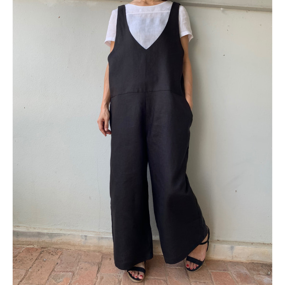 忙しい朝にも。春夏の“大人の楽ちん“サロペットパンツ 　リネン100のオールインワン。 Vネック  黒色 1枚目の画像