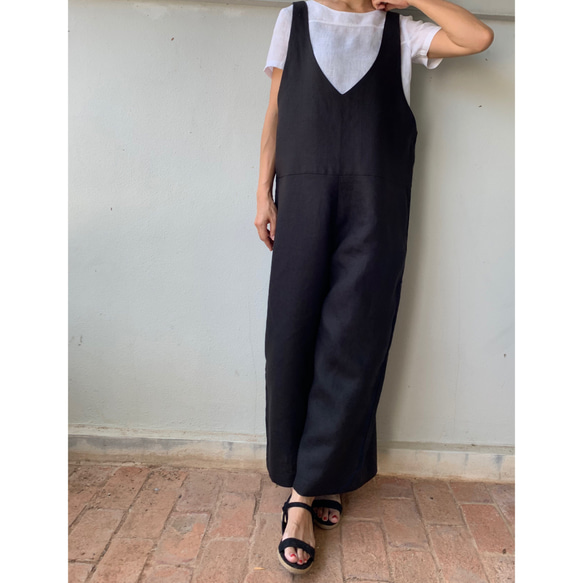 忙しい朝にも。春夏の“大人の楽ちん“サロペットパンツ 　リネン100のオールインワン。 Vネック  黒色 2枚目の画像