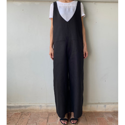忙しい朝にも。春夏の“大人の楽ちん“サロペットパンツ 　リネン100のオールインワン。 Vネック  黒色 3枚目の画像